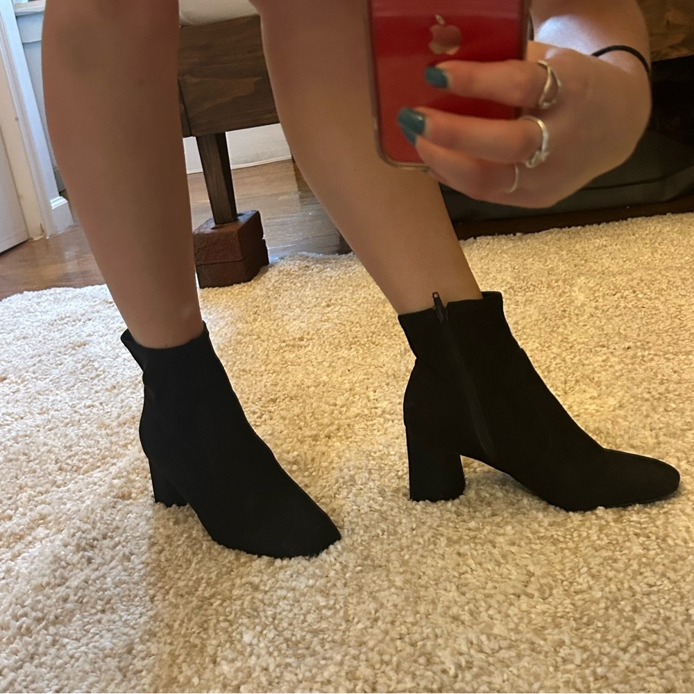 Super cute suede booties, perfect for fall! Message with any questions